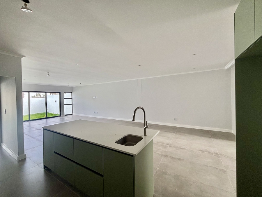 To Let 4 Bedroom Property for Rent in Sandown Western Cape
